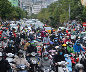 Ảnh: Đường Hà Nội chật cứng xe cộ, hàng nghìn người 'chôn chân', vật lộn với giá rét xấp xỉ 10 độ C