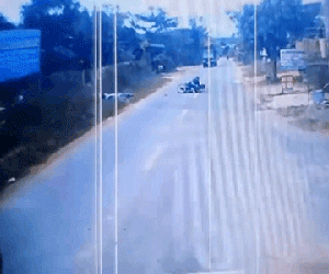 Video: Tông thẳng vào xe ngược chiều, người đàn ông cầm gậy lao vào đánh người tới tấp