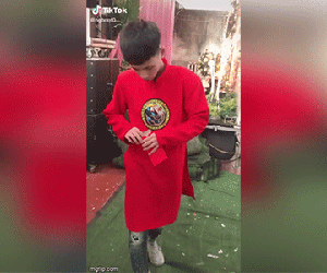 Xôn xao clip bê tráp cả con lợn quay mà nhận thù lao có 30k, chàng trai tức tối ném bao lì xì, lột áo vùng vằng đi về và sự thật bất ngờ phía sau