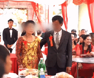 Hành động 'dứt tình' của bác gái trong đám cưới khiến dân tình tranh cãi, nhưng cô dâu lên tiếng tiết lộ lý do nghe mới xót xa