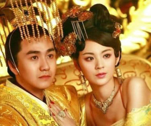Tại sao vua chúa ngày xưa thường treo một ‘tấm mành’ trên mão đội đầu để che trước mặt?