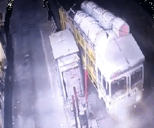 Video: Xe tải kéo sập bốt, nhân viên trạm thu phí thoát chết