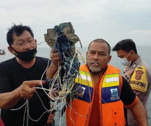 Lời kể của ngư dân trên biển khi máy bay Indonesia rơi: 'Tôi nghe thấy 2 tiếng nổ lớn'