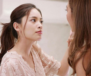 Người yêu cũ của người yêu xỉa xói, cô gái nóng máu cầm cốc nước hất thẳng mặt rồi bỏ về gây nên nhiều tranh cãi