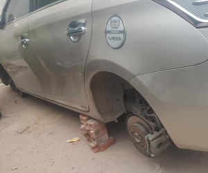 Lại chuyện tháng củ mật: Chiếc xe 4 bánh trở thành 'tật nguyền' chỉ sau một đêm nằm ngoài bãi đỗ, khổ chủ câm nín