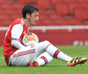 Oezil đòi nhận đủ 7,2 triệu bảng mới chịu rời Arsenal