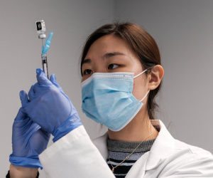 Pfizer tuyên bố vaccine Covid-19 hiệu quả với hai biến thể 'siêu lây nhiễm'