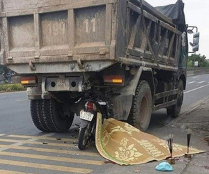 Đi xe máy 'kẹp 3' tông vào sau xe tải đỗ bên đường, 3 thanh niên thương vong