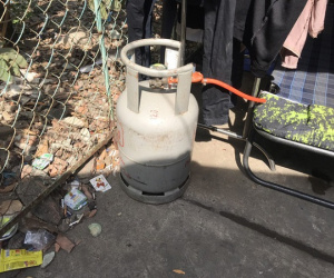 Hoảng loạn vì nam thanh niên ôm khư khư bình gas đã mở van đòi phóng hỏa