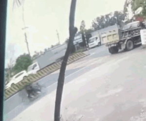 Clip: Kinh hoàng cảnh xe máy kẹp 3 lao vào đuôi xe tải ở Hải Phòng