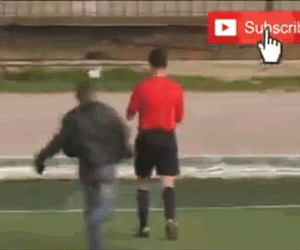 Clip: Bị đạp ngã sấp mặt, trọng tài 'nổi điên' rượt đánh CĐV trên sân