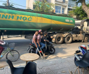 Clip: Nhóm 'giang hồ' truy sát 2 người đàn ông ở vùng ven Sài Gòn, người phụ nữ ra can ngăn cũng bị đe dọa