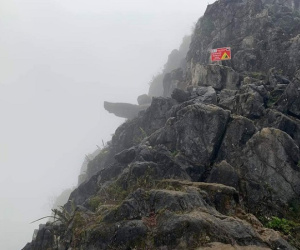 Hà Giang: Du khách trèo lên 'mỏm đá tử thần' chụp ảnh giữa tiết trời băng giá, bị ngã xuống khe đá