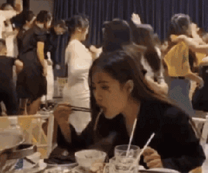 Muốn biết thế nào là 'tâm bất biến giữa dòng đời vạn biến', cứ nhìn cách mà cô gái này đi ăn tiệc sẽ rõ!