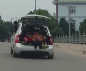 Nhìn chiếc ô tô bật mở cốp, những cánh tay vẫy chào khiến cả phố thất kinh sợ hãi
