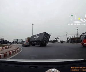 Kinh hoàng khoảnh khắc xe container lật nhào xuống đường khi vào cua