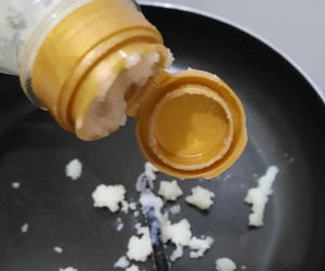 Thấy chai dầu 'đông đặc' như mỡ lợn, cô gái đang ngơ ngác không biết dùng thế nào còn bị dọa mua phải đồ đểu