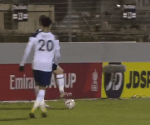Son, Bale không nhịn được cười sau cú ngã của Alli
