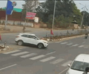Video: Tông vào ô tô đang quay đầu, 2 thanh niên văng lên không trung