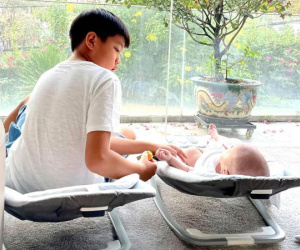 Hà Hồ khoe cảnh Subeo ngọt ngào hát cho Leon nghe trước khi đi học