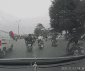 Video: Hàng loạt xe máy bỗng ngã lăn ra giữa phố Hà Nội, dân mạng đau đầu tìm nguyên nhân