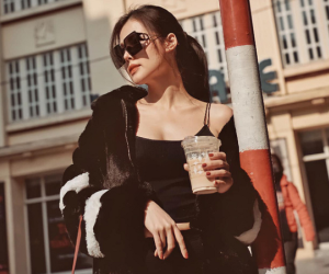 Phanh Lee khoe vai trần hờ hững giữa trời đông Hà Nội