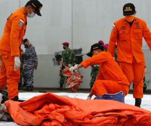 Đội cứu hộ tìm xuyên đêm, thấy thân máy bay Indonesia dưới đáy biển