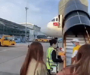 'Lần đầu ngồi máy bay do người yêu lái' gây sốt TikTok vì bồ cơ trưởng quá xịn, trend này có thách cũng không đu nổi