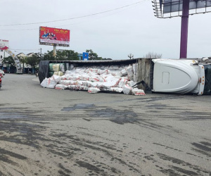 Xe đầu kéo lật ngang khi qua vòng xoay, tài xế thoát chết trong gang tấc