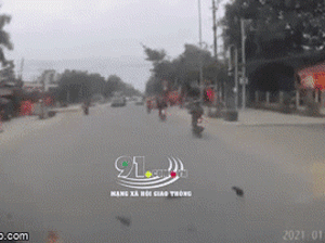 'Thông chốt' CSGT, 2 thanh niên đâm trực diện ô tô tải, bị thương nặng