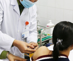 Ba cô gái tiêm thử nghiệm vaccine Covid-19 Việt Nam liều cao nhất