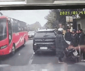 Video: Tài xế ô tô chặn đầu xe máy, xuống đạp thẳng ngực nam thanh niên