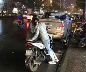Vợ đội mưa rét, mang khăn và áo ấm đến tận quán nhậu đón chồng say bí tỉ, cánh mày râu than thở: Đúng là vợ nhà người ta!