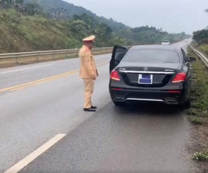 Dùng băng dính che biển số trên cao tốc, tài xế Mercedes bị phạt nặng
