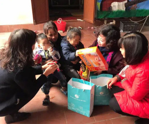 Vụ 2 đứa bé bị 'bỏ rơi' trên đê sông Hồng kèm lời nhắn 'bố mẹ đều chết rồi': Màn kịch để hợp thức hóa việc nhận con nuôi?