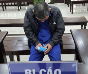 Cuồng ghen sinh ảo giác, chồng sát hại vợ ngày trước mặt con