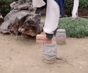 Video: Cao thủ phái Võ Đang ngã chổng vó khi biểu diễn công phu 'dị'