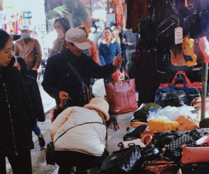Hình ảnh người đàn ông bán hàng rong dành dụm tiền đi mua quà tặng vợ gây xúc động, món đồ tuy giá trị nhỏ nhưng mang bao ý nghĩa