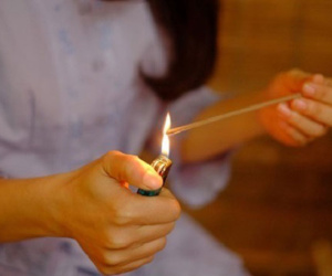Biết chồng có bồ vì hắt hơi liên tục, ngày rằm thắp hương không cháy