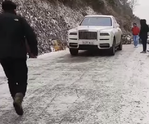 Clip: Siêu xe Rolls Royce 'nổi hứng' đổ đèo băng tuyết khiến các tài xế bên cạnh buộc phải thực hiện hành động 'bó cẩn' này
