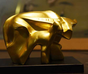 Tuyệt phẩm 'trâu vàng khởi sinh' dát vàng 24k giá 10 triệu đồng hút khách chơi Tết