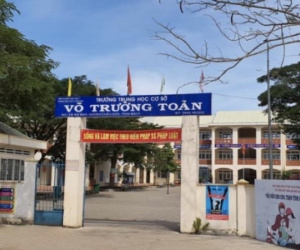 Điều tra vụ nữ sinh lớp 7 tự sinh con trong nhà vệ sinh