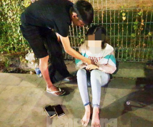 Bạn trai bỏ đi sau khi cãi nhau, cô gái bị cướp xe máy