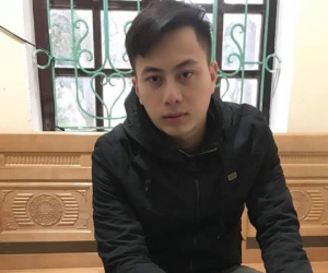 'Công an mật' sa lưới khi định 'chôm' gói hàng cấm