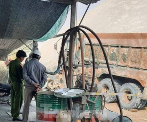 Tài xế xe ben hạ thùng, đè chết ông chủ