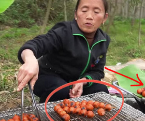 Vừa tự nhủ 'món này phải trở liên tục không nó cháy', vừa dứt lời Bà Tân Vlog làm cháy luôn cả nửa mẻ