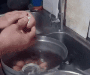 Lột vỏ trứng bằng ly chỉ trong chớp mắt nhưng thành công hay không thì còn… hên xui!