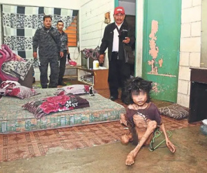 Ập vào nhà của người nhập cư bất hợp pháp, cảnh sát phát hiện đứa trẻ bị mẹ bỏ rơi 2 năm trời, ăn đất và chất thải để cầm cự
