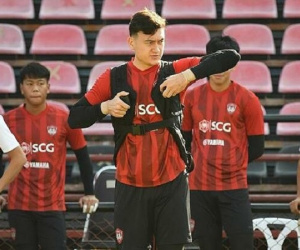 Báo Thái Lan ám chỉ Văn Lâm thiếu chuyên nghiệp