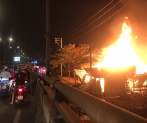 Cháy xưởng gỗ tại quận 12: 'Cháy lớn quá, bỏ chạy không kịp mang dép'